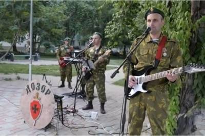 Новосибирский ветеран-пограничник поздравил десантников новым клипом