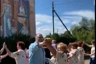 Режиссер Юрий Грымов пришел в восторг от празднования дня села Унорож в Костромской области