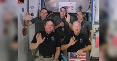 Crew Dragon успешно отстыковался от МКС: американские астронавты возвращаются на Землю (видео)