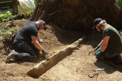Германия: Археологи обнаружили закопанный в земле советский военный обелиск