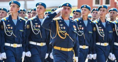 Путин поздравил десантников с Днем ВДВ