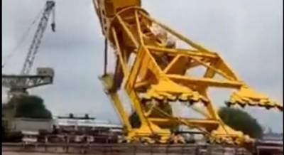 В Индии гигантский кран упал на рабочих – погибли 11 человек (видео)