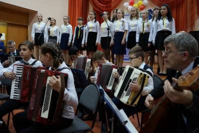 В летние каникулы детская школа искусств в Калининске получает новые музыкальные инструменты