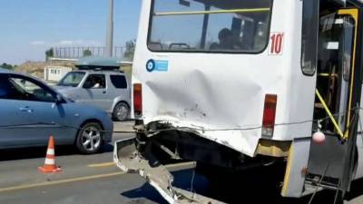 В Севастополе легковой автомобиль врезался в автобус