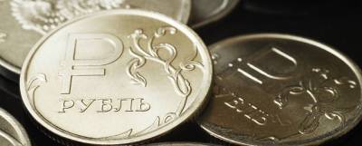 Экономист объяснил падение курса рубля сезонностью
