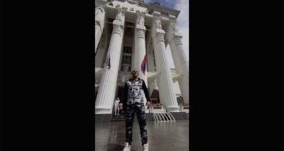 Российский поэт исполнил стихи об Арарате прямо у павильона "Армения" на ВДНХ - видео