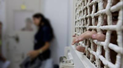 Надзирательницу тюрьмы "Цальмон" подозревают в сексе с двумя заключенными