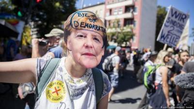 На митинге против коронавирусных ограничений в Берлине пострадали 18 полицейских