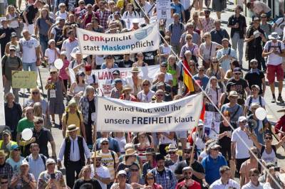 В Германии почти два десятка полицейских пострадали во время митинга против карантина
