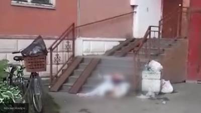 Петербуржец обнаружил тело молодой девушки со светлыми волосами на крыльце своего дома