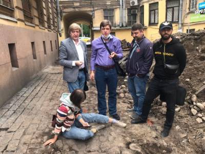 Рабочие уничтожили часть исторического мощения у Дома Семенова в Петербурге