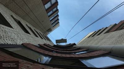 Молодая обнаженная девушка выпала из окна многоэтажного здания в Сургуте