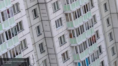 Женщина в нижнем белье выпала из окна на 16 этаже в Сургуте