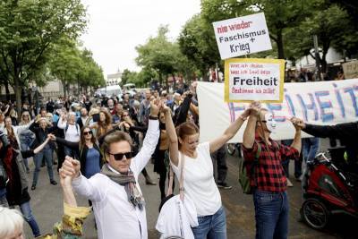 Противники карантина накинулись на полицейских в Берлине
