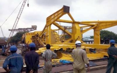 В Индии 70-тонный подъемный кран упал на рабочих, есть погибшие (видео)