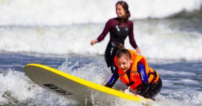 В Зеленоградске для детей-инвалидов провели занятия по сёрфингу (фото)