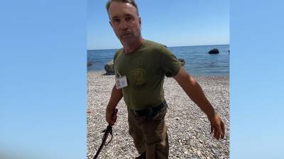 В Крыму уволили охранника, прогонявшего отдыхающих с пляжа нагайкой