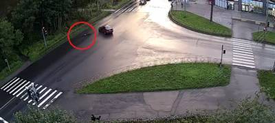 Молодой человек бросился под колеса авто в Петрозаводске (ВИДЕО)