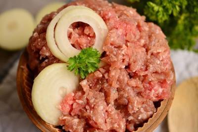 Кулинарный эксперт предупредил об угрозе «бактериального осеменения» мяса