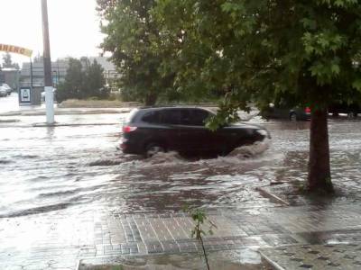 Непогода в Кирилловке: люди устроили заплыв на матрасе по затопленным улицам