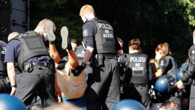 Берлин: 18 полицейских пострадали во время разгона нескольких тысяч участников демонстраций против коронавирусных ограничений