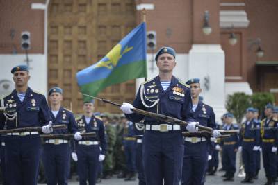 Дептранс поздравил десантников и ветеранов ВДВ с профессиональным праздником