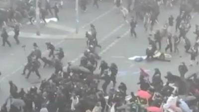 Столкновения с полицией на протестах в Берлине из-за закрытия паба — видео