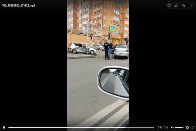 В Туле от удара в ДТП автомобиль вылетел на тротуар