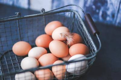 Эксперт Анна Мазманян посоветовала россиянам отказаться от покупки яиц у незнакомых продавцов