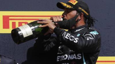 Формула-1: Хэмилтон на пробитом колесе выиграл Гран-при Великобритании