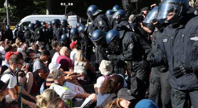Количество полицейских, пострадавших в ходе протестных акций в Берлине, увеличилось до 45 – СМИ