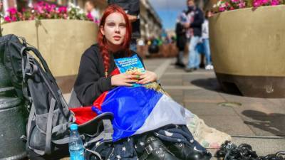 Приковавшую себя к столбу активистку застукали за оральными утехами в центре Петербурга