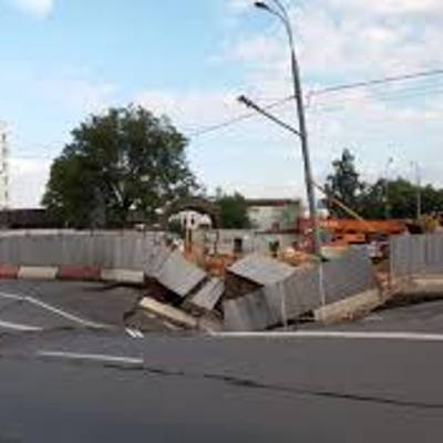 В связи с провалом грунта временно перекрыто движение на участке проспекта Маршала Жукова