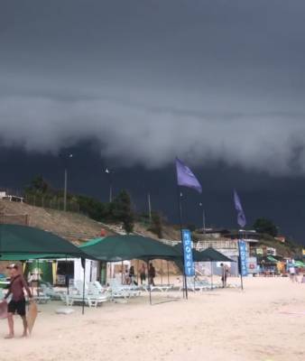 Курортников в Кирилловке поразило гигантское небесное "цунами": кадры