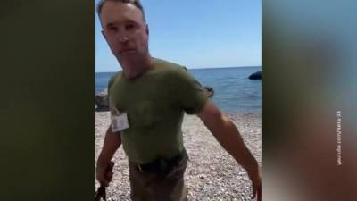 Новости на "России 24". Туристов на пляже Крыма ждал охранник с нагайкой