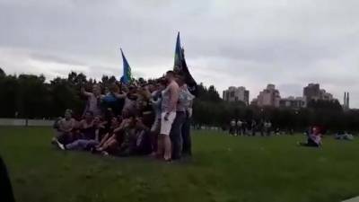 Петербуржцы засняли празднование Дня ВДВ в парке 300-летия Петербурга