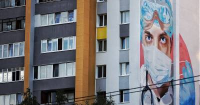 На стене дома на Московском проспекте появился портрет врача (фото)