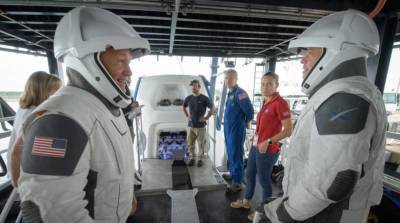 Корабль Crew Dragon Илона Маска только что вернулся на землю: видео