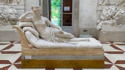 Австрийский турист сломал пальцы скульптуре сестры Наполеона