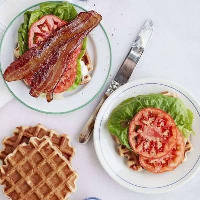 Рецепт вафельного сэндвича с беконом, салатом и помидором