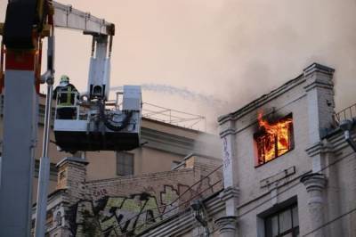 В центре Киева загорелась жилая многоэтажка