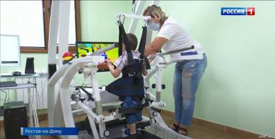 Учит ходить: в детском реабилитационном центре Ростова появился уникальный тренажер для малышей