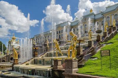 Знаменитые фонтаны Петергофа заработали почти 300 лет назад