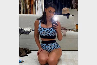 Ким Кардашьян поделилась фото в бикини люксового бренда за десятки тысяч рублей