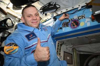 Российский космонавт с борта МКС снял группу из пяти НЛО