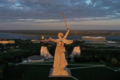 Депутат ответил назвавшему уродской скульптуру «Родина-мать» Артемию Лебедеву