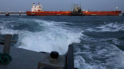 Нефтяной танкер столкнулся с баржей в Китае