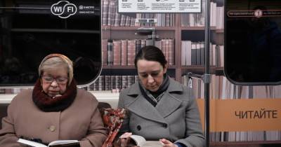 Названы любимые книги москвичей для чтения в метро