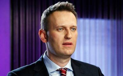 Самолет, на котором летел Навальный, экстренно сел в Омске из-за отравления политика