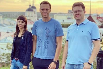 Навального экстренно госпитализировали в Омске с подозрением на отравление. Он без сознания